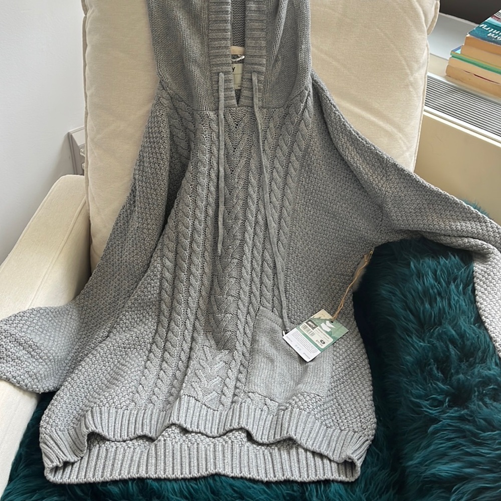 Jetty Women’s Grey sweater with drawstring hoodie NWT